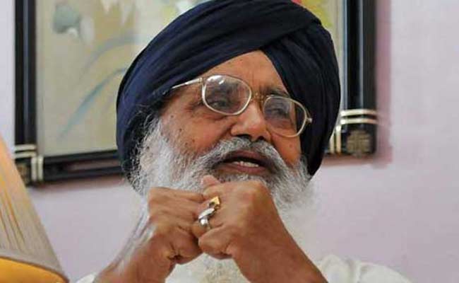 parkashsinghbadalpolitelydeclinesamarindersinghsofferforgovernmenthouse